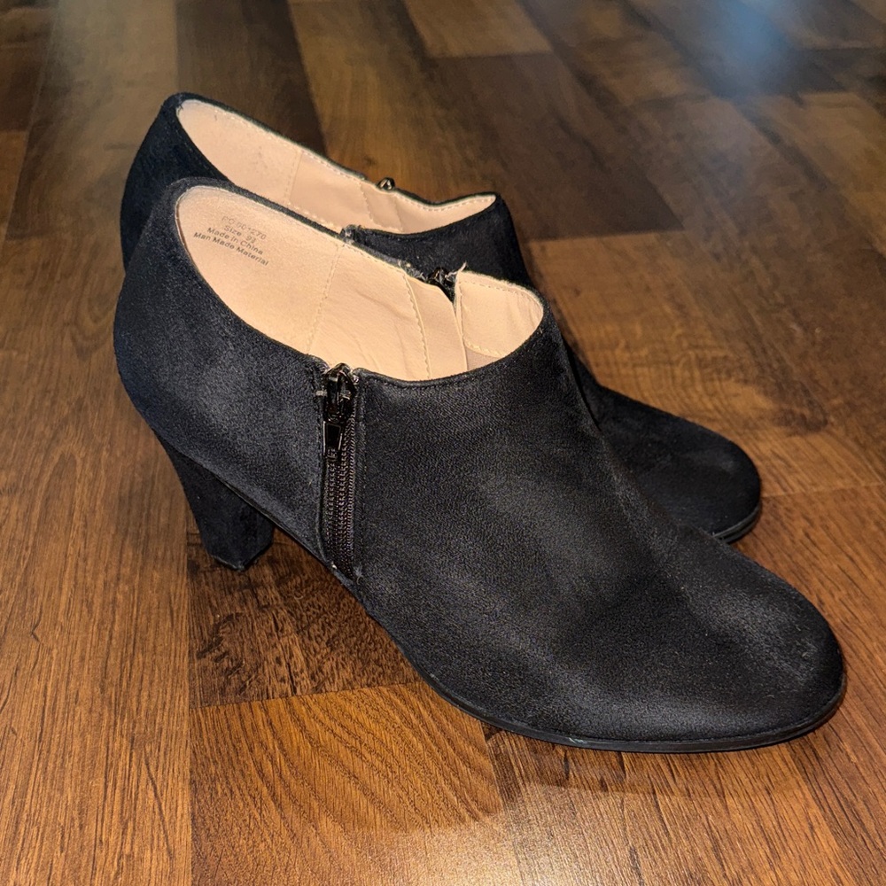 Journee Women’s Sanzi Black Suede Like Ankle Booties w Zippers (size 9.5)